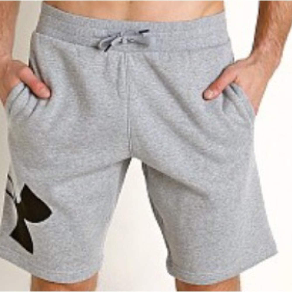 Mens under Armour cloth shorts size large work out shorts athletic gym shorts